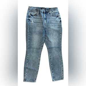 Women’s JUDY BLUE Distressed Slim Fit Jeans Size 13/31